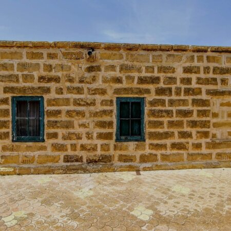 Homepage slideshow - Building missing window with bench